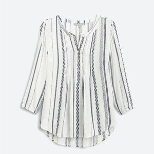 Daniel Rainn split neck top, vneck button accents XXL